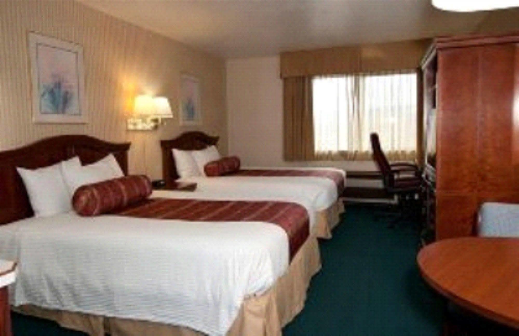 Rogue Regency Inn & Suites Medford Exterior photo